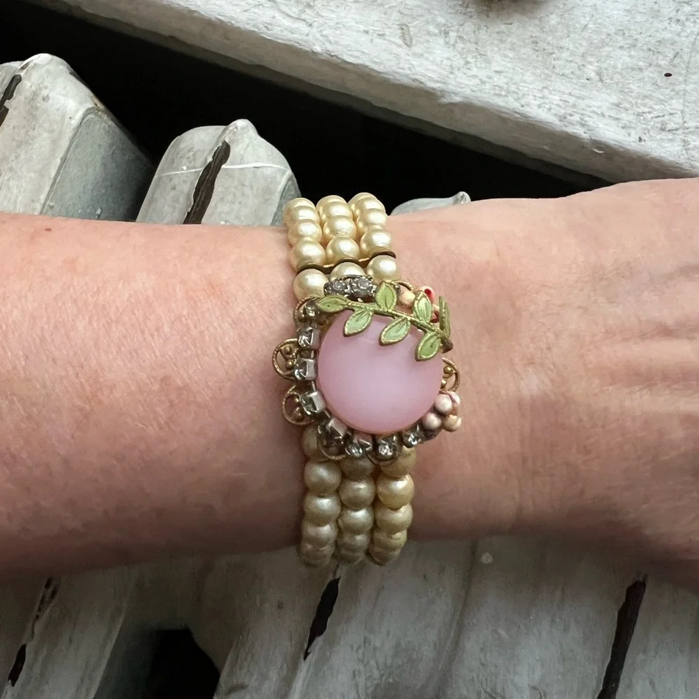 *Rare Find* 1940’s Vintage Flower clip-on earrings and matching cuff - Picture 13 of 13